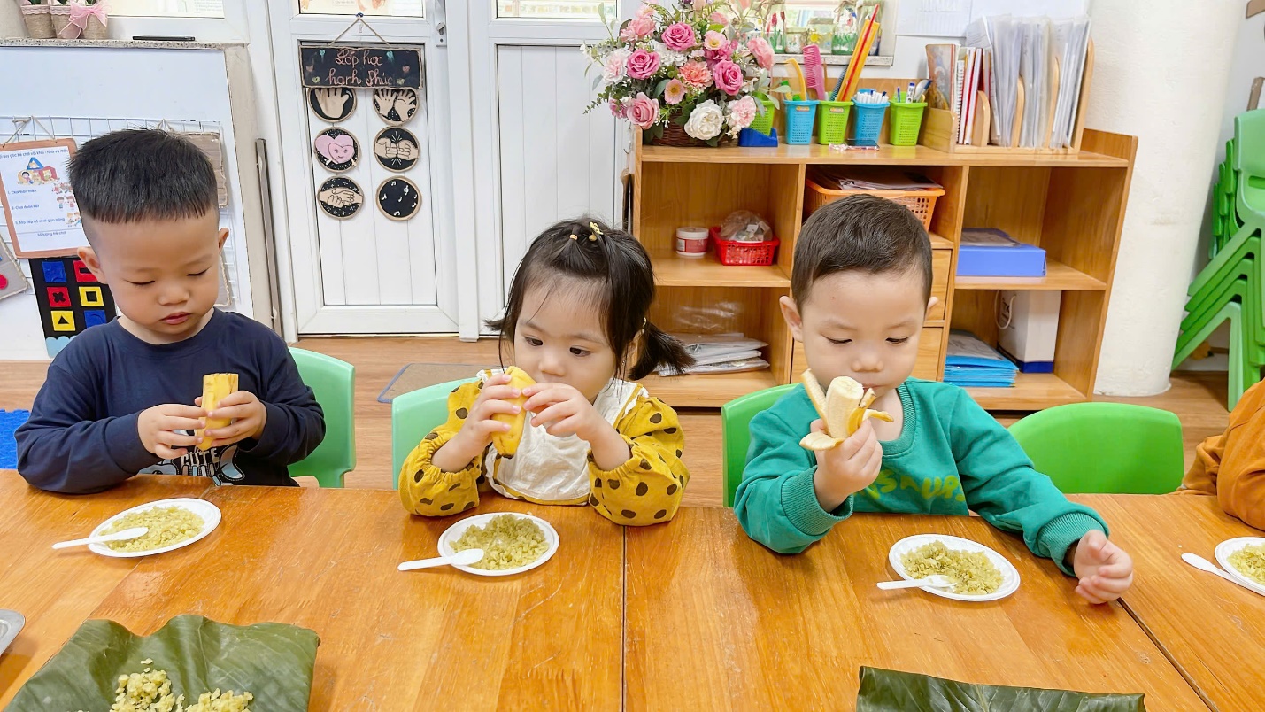 A group of children eating at a table

Description automatically generated