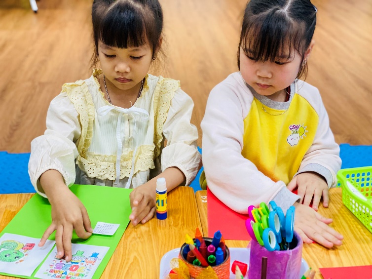 Two girls sitting at a table

Description automatically generated