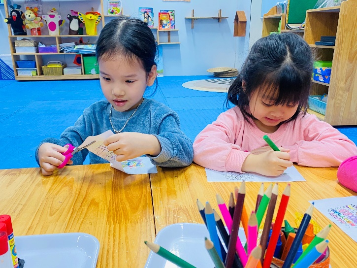 A group of children sitting at a table

Description automatically generated