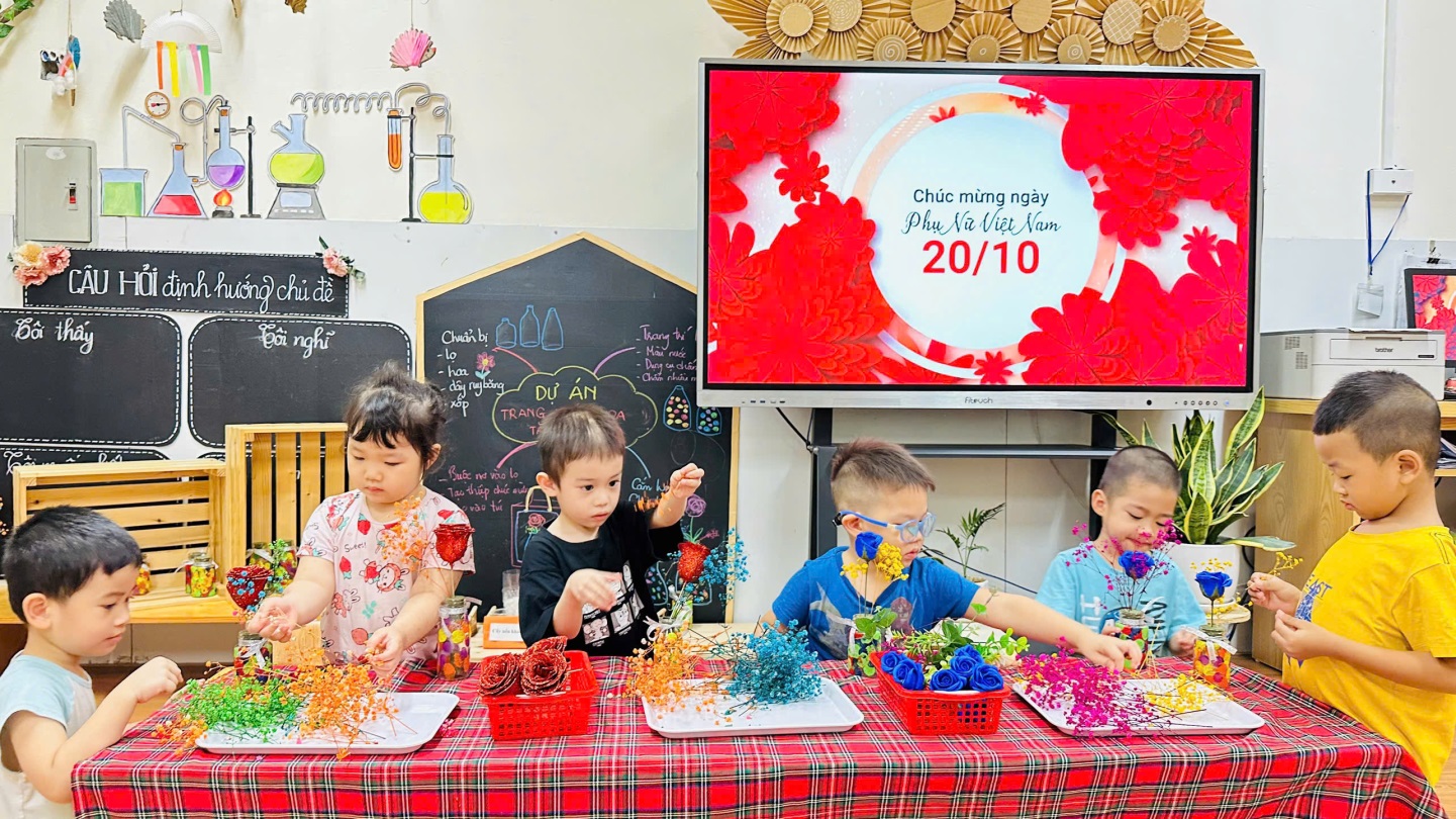 D:\3. NĂM HỌC 2025- 2026\VĂN BẢN\BÀI ĐĂNG WEB\Ảnh các tháng\Tháng 10\Cắm hoa 2010\7bf1b9b09e9413ca4a8516.jpg