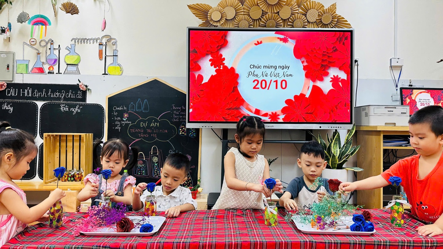 D:\3. NĂM HỌC 2025- 2026\VĂN BẢN\BÀI ĐĂNG WEB\Ảnh các tháng\Tháng 10\Cắm hoa 2010\2682ecfecbda46841fcb21.jpg