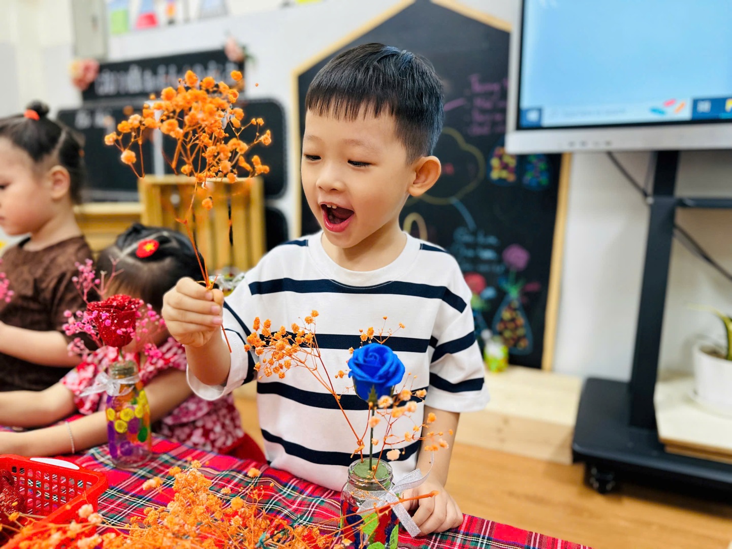 D:\3. NĂM HỌC 2025- 2026\VĂN BẢN\BÀI ĐĂNG WEB\Ảnh các tháng\Tháng 10\Cắm hoa 2010\404661589906016788412.jpg