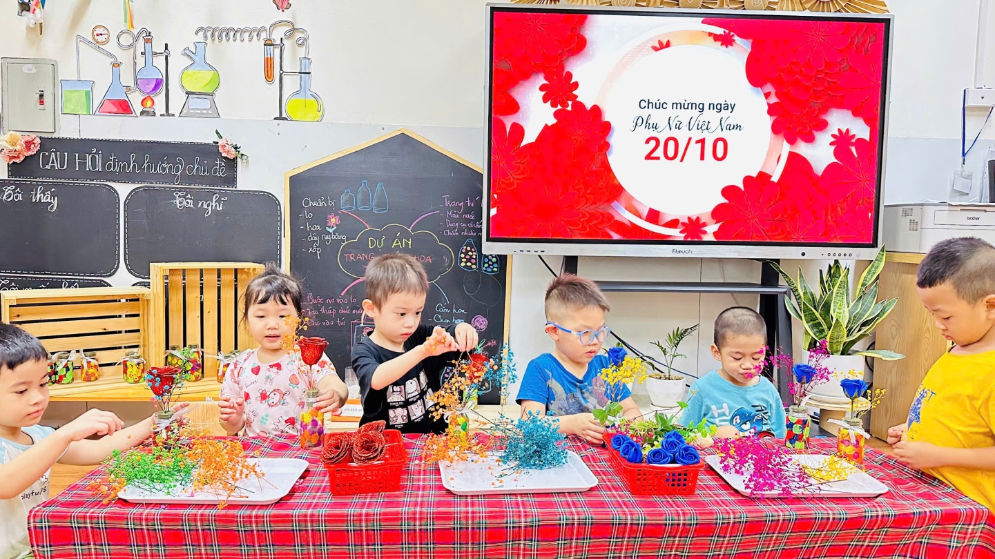 D:\3. NĂM HỌC 2025- 2026\VĂN BẢN\BÀI ĐĂNG WEB\Ảnh các tháng\Tháng 10\Cắm hoa 2010\164502238582051902917.jpg