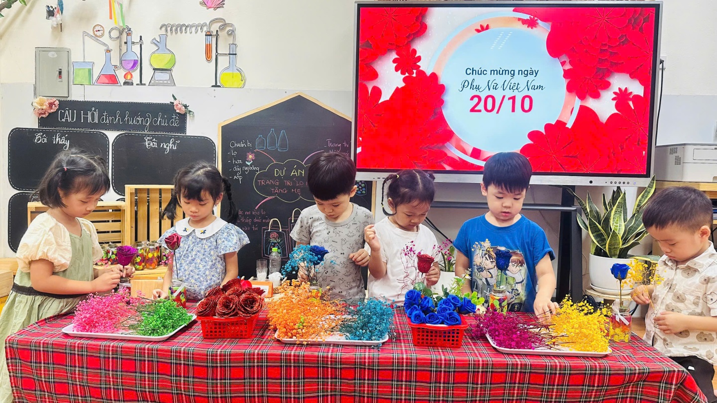 D:\3. NĂM HỌC 2025- 2026\VĂN BẢN\BÀI ĐĂNG WEB\Ảnh các tháng\Tháng 10\Cắm hoa 2010\cbc2966f4e4bc3159a5a23.jpg