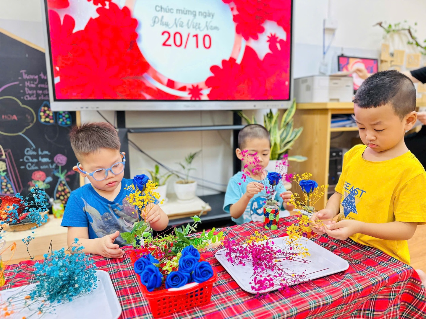 D:\3. NĂM HỌC 2025- 2026\VĂN BẢN\BÀI ĐĂNG WEB\Ảnh các tháng\Tháng 10\Cắm hoa 2010\32857cb35b97d6c98f8614.jpg