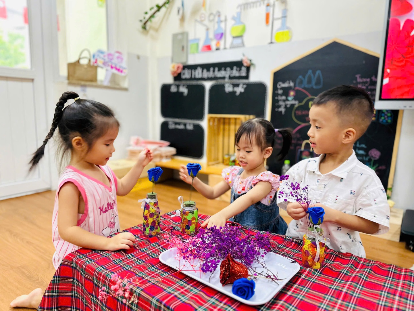 D:\3. NĂM HỌC 2025- 2026\VĂN BẢN\BÀI ĐĂNG WEB\Ảnh các tháng\Tháng 10\Cắm hoa 2010\115626927840475046722.jpg