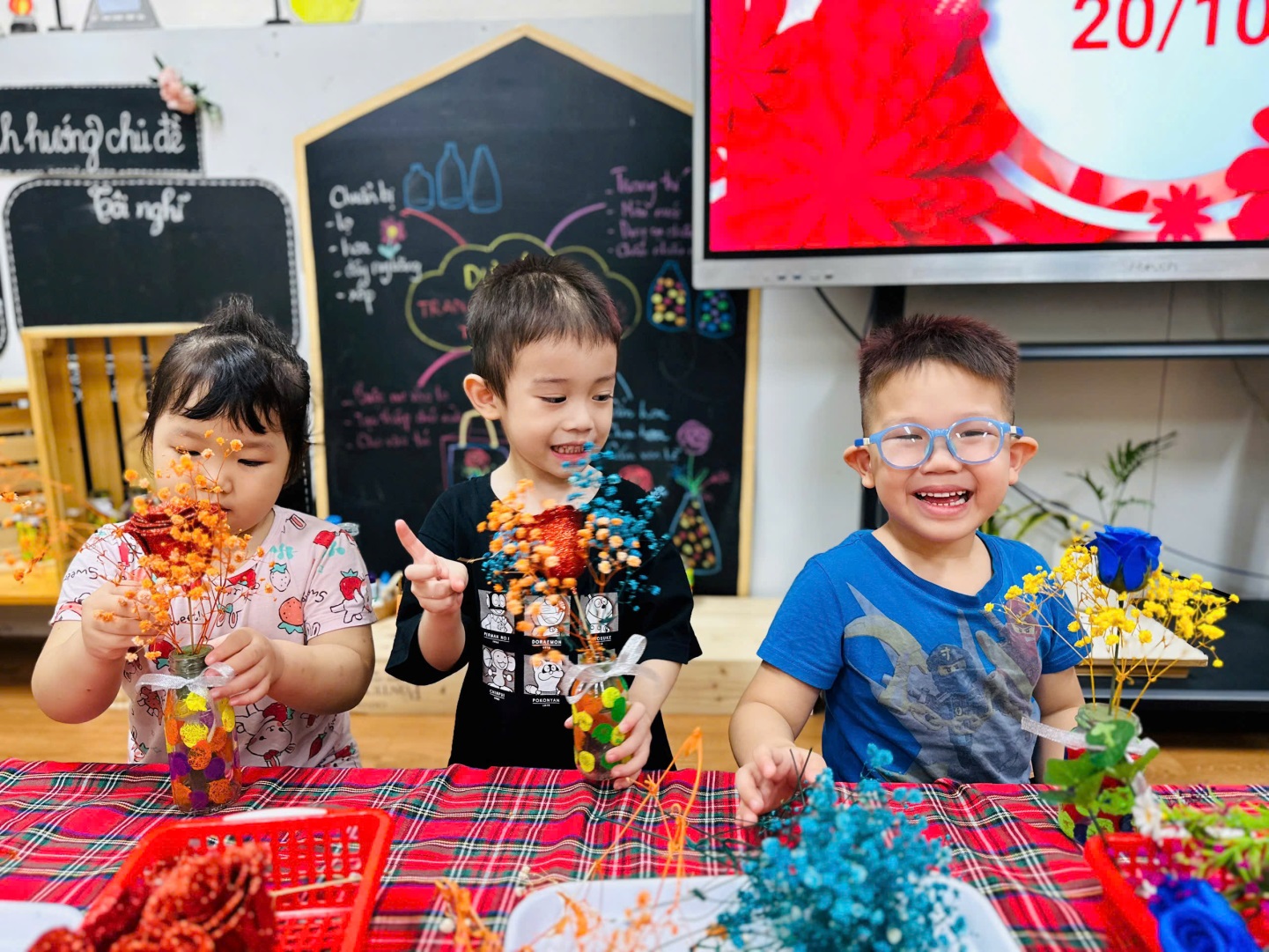 D:\3. NĂM HỌC 2025- 2026\VĂN BẢN\BÀI ĐĂNG WEB\Ảnh các tháng\Tháng 10\Cắm hoa 2010\164502238582051902919.jpg