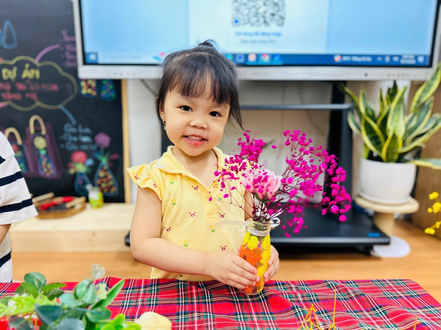 D:\3. NĂM HỌC 2025- 2026\VĂN BẢN\BÀI ĐĂNG WEB\Ảnh các tháng\Tháng 10\Cắm hoa 2010\82761274446310412713.jpg