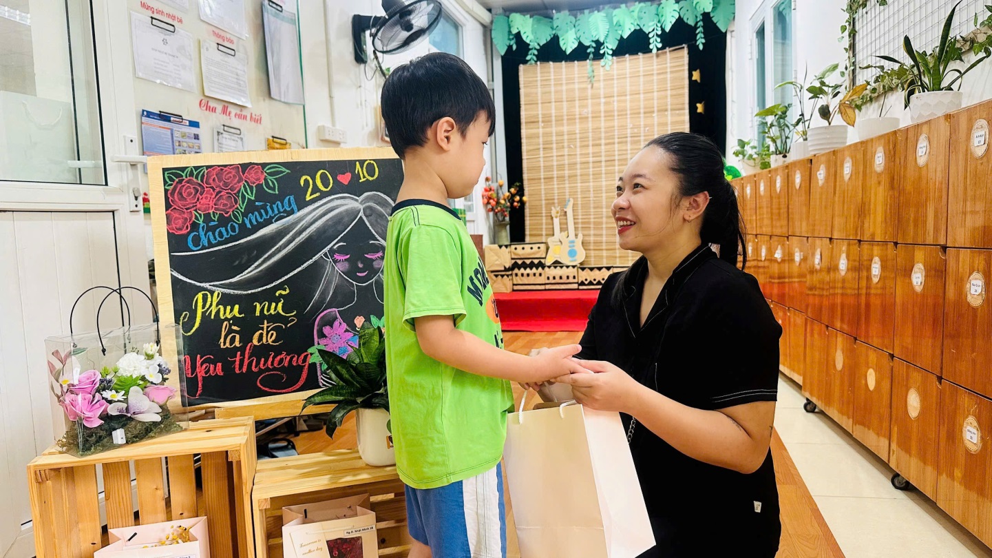 D:\3. NĂM HỌC 2025- 2026\VĂN BẢN\BÀI ĐĂNG WEB\Ảnh các tháng\Tháng 10\Cắm hoa 2010\5dd1229ffabb77e52eaa37.jpg