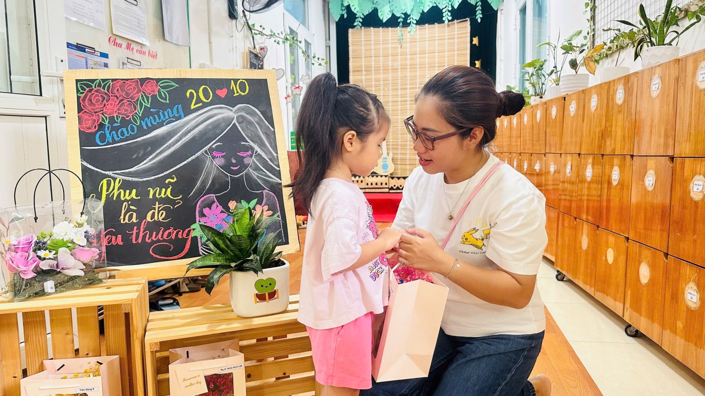 D:\3. NĂM HỌC 2025- 2026\VĂN BẢN\BÀI ĐĂNG WEB\Ảnh các tháng\Tháng 10\Cắm hoa 2010\6afc51558871052f5c6038.jpg