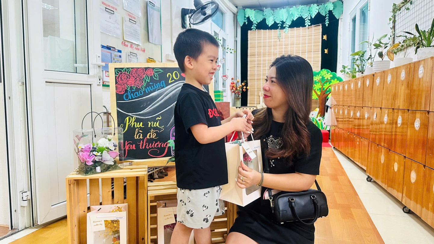 D:\3. NĂM HỌC 2025- 2026\VĂN BẢN\BÀI ĐĂNG WEB\Ảnh các tháng\Tháng 10\Cắm hoa 2010\86d6969a4ebec3e09aaf35.jpg