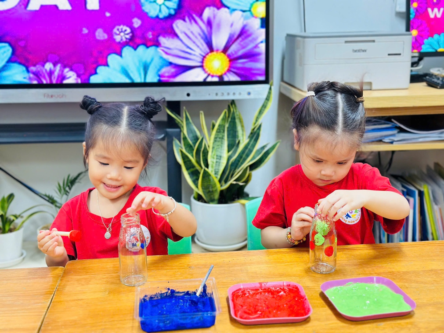 D:\3. NĂM HỌC 2025- 2026\VĂN BẢN\BÀI ĐĂNG WEB\Ảnh các tháng\Tháng 10\Cắm hoa 2010\2413b49e93ba1ee447ab8.jpg