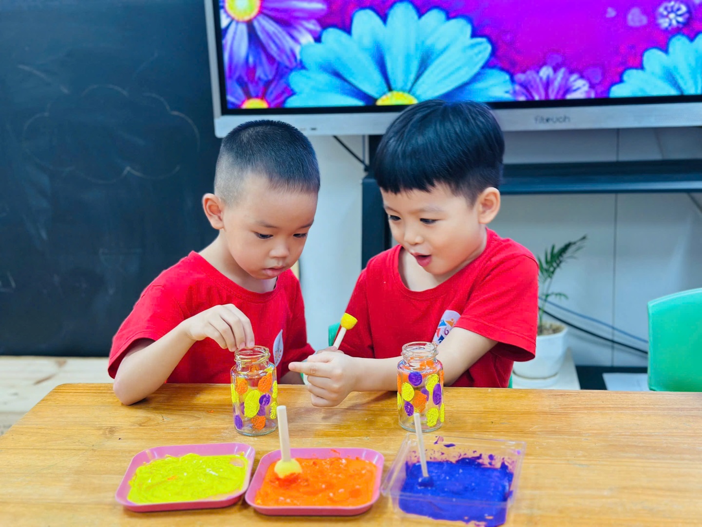 D:\3. NĂM HỌC 2025- 2026\VĂN BẢN\BÀI ĐĂNG WEB\Ảnh các tháng\Tháng 10\Cắm hoa 2010\cd9f69224e06c3589a179.jpg