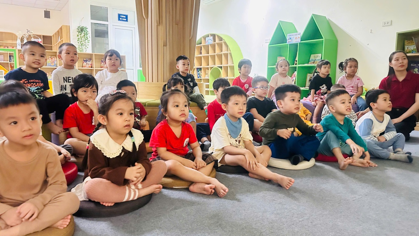 D:\3. NĂM HỌC 2025- 2026\VĂN BẢN\BÀI ĐĂNG WEB\Ảnh các tháng\Tháng 10\LQVH Truyện Quà tặng mẹ\db4200a5610aec54b51b.jpg