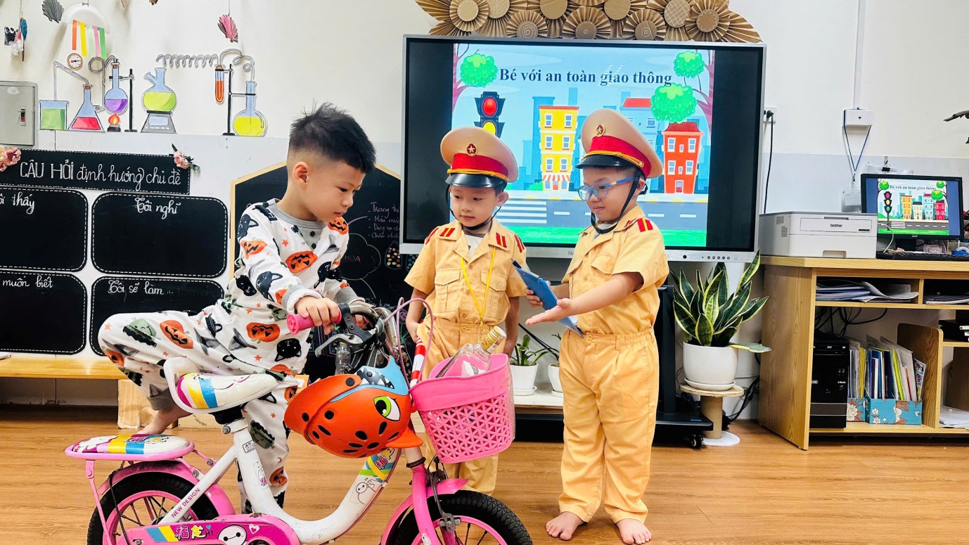 D:\3. NĂM HỌC 2025- 2026\VĂN BẢN\BÀI ĐĂNG WEB\Ảnh các tháng\Tháng 10\Hưởng ứng ngày Pháp luật\235822314176601574815.jpg