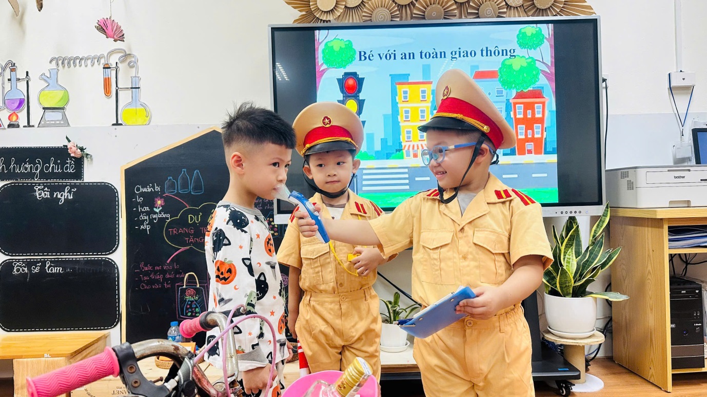 D:\3. NĂM HỌC 2025- 2026\VĂN BẢN\BÀI ĐĂNG WEB\Ảnh các tháng\Tháng 10\Hưởng ứng ngày Pháp luật\235822314176601574816.jpg