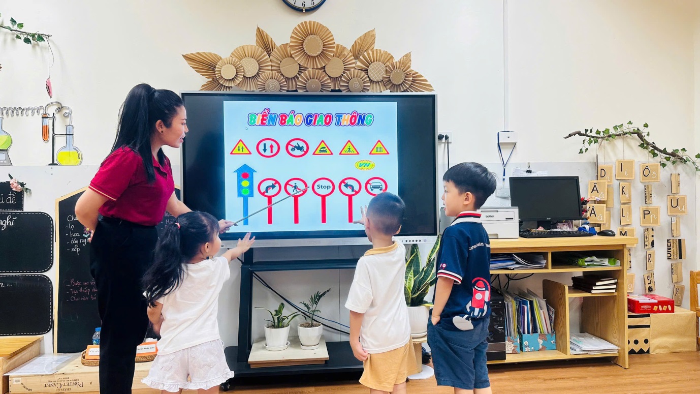 D:\3. NĂM HỌC 2025- 2026\VĂN BẢN\BÀI ĐĂNG WEB\Ảnh các tháng\Tháng 10\Hưởng ứng ngày Pháp luật\25737735889925730522.jpg