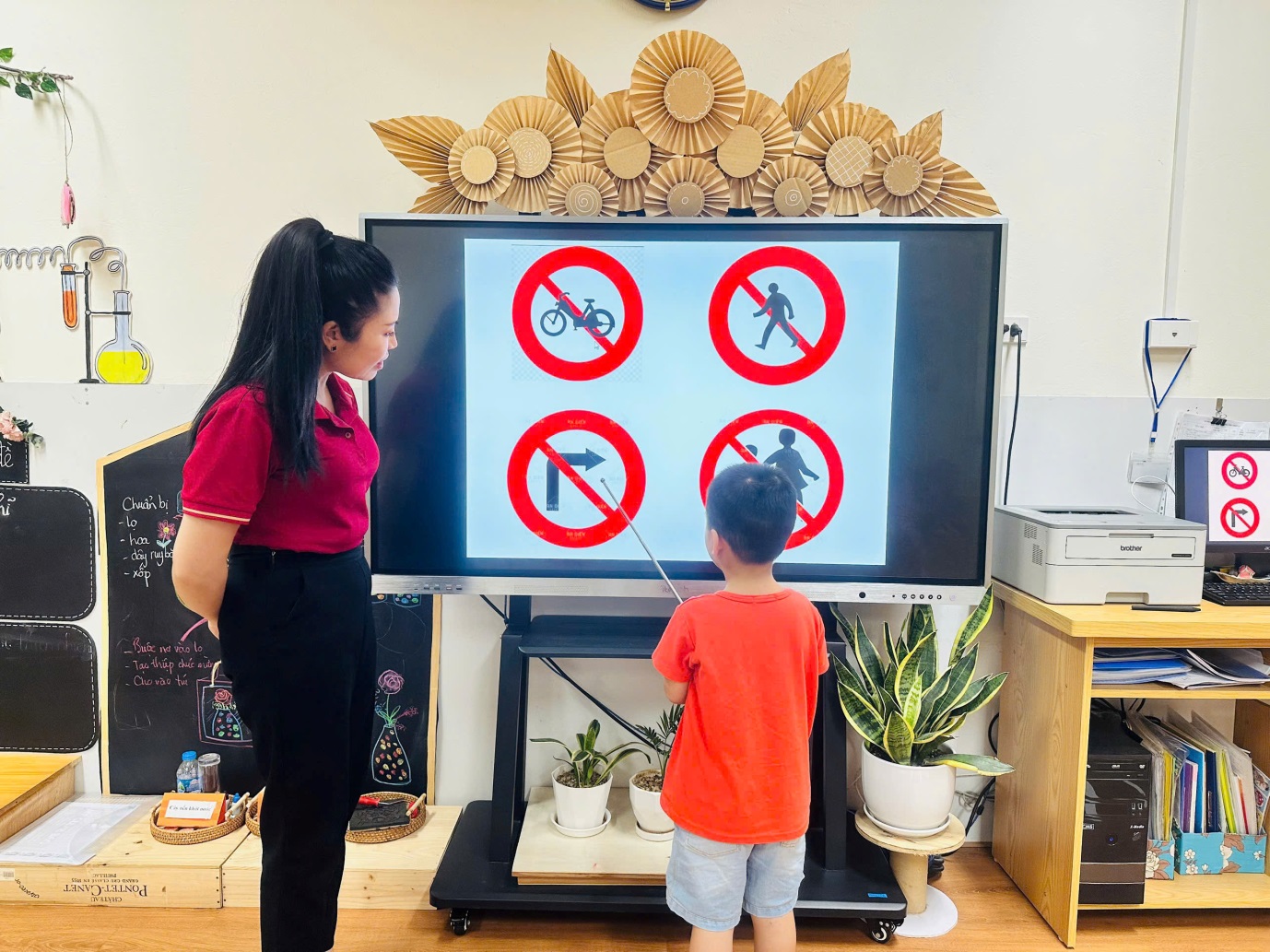 D:\3. NĂM HỌC 2025- 2026\VĂN BẢN\BÀI ĐĂNG WEB\Ảnh các tháng\Tháng 10\Hưởng ứng ngày Pháp luật\22868369049323801824.jpg