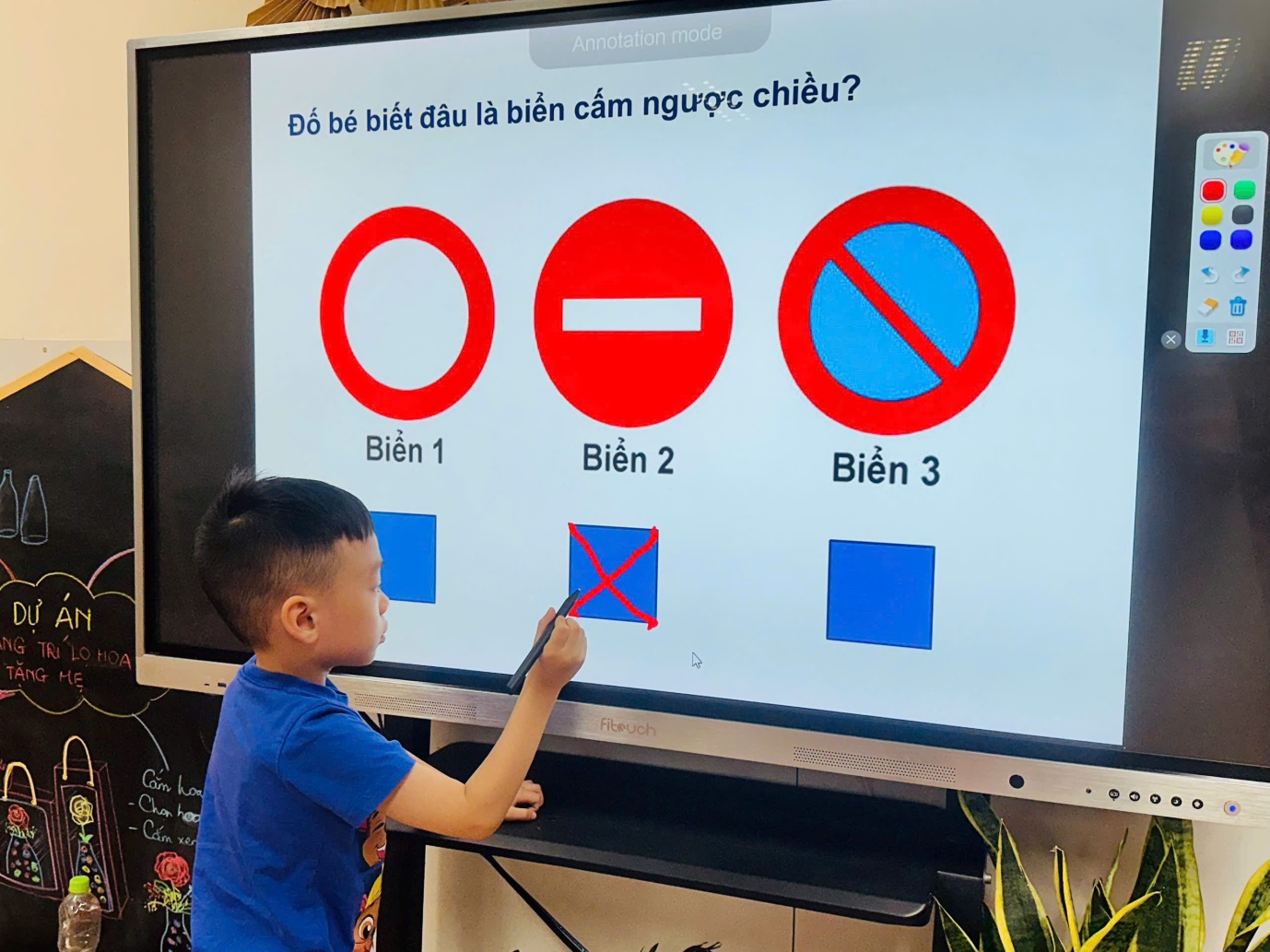 D:\3. NĂM HỌC 2025- 2026\VĂN BẢN\BÀI ĐĂNG WEB\Ảnh các tháng\Tháng 10\Hưởng ứng ngày Pháp luật\25737735889925730523.jpg