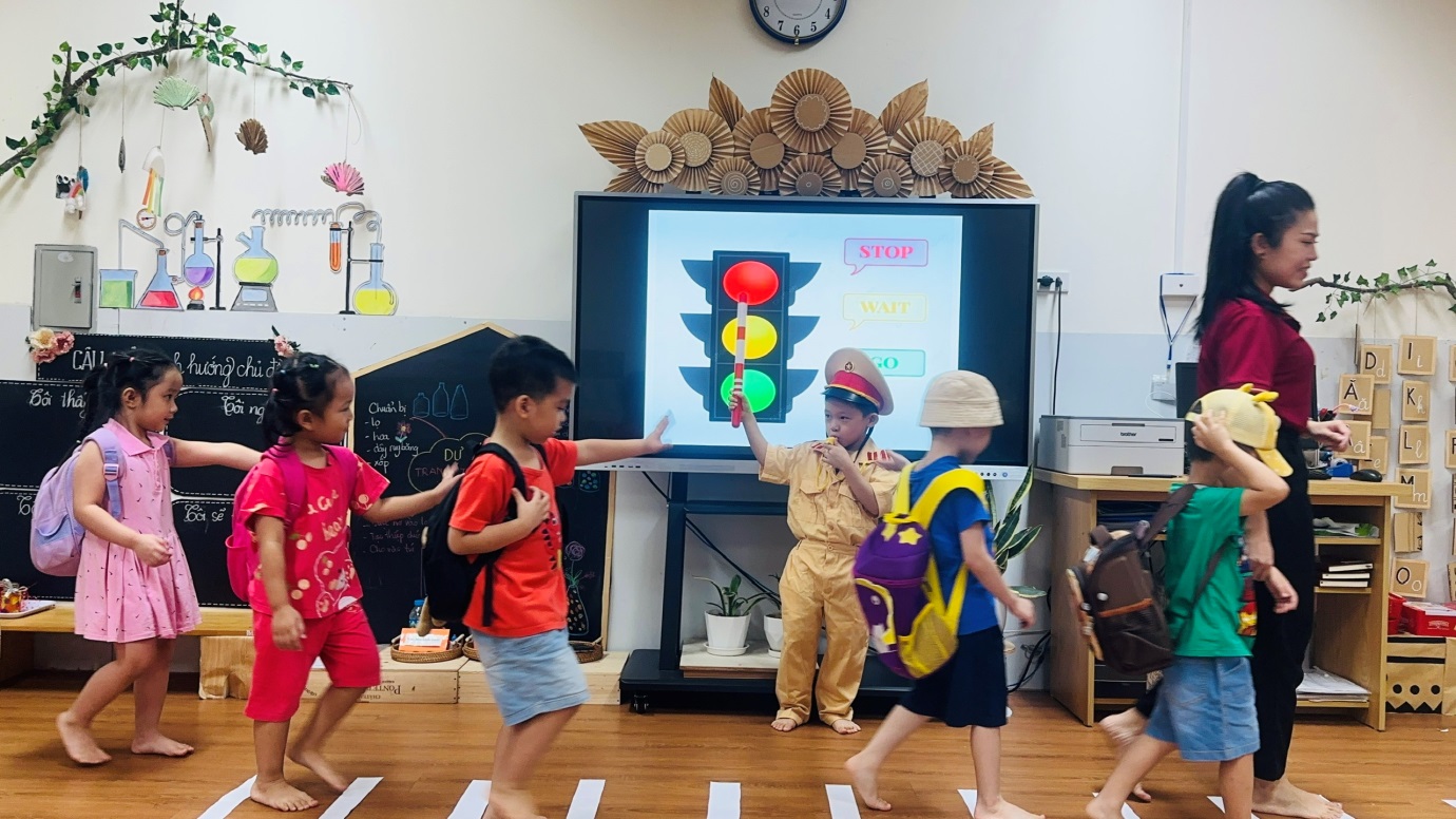 D:\3. NĂM HỌC 2025- 2026\VĂN BẢN\BÀI ĐĂNG WEB\Ảnh các tháng\Tháng 10\Hưởng ứng ngày Pháp luật\627ee163bbcb36956fda.jpg