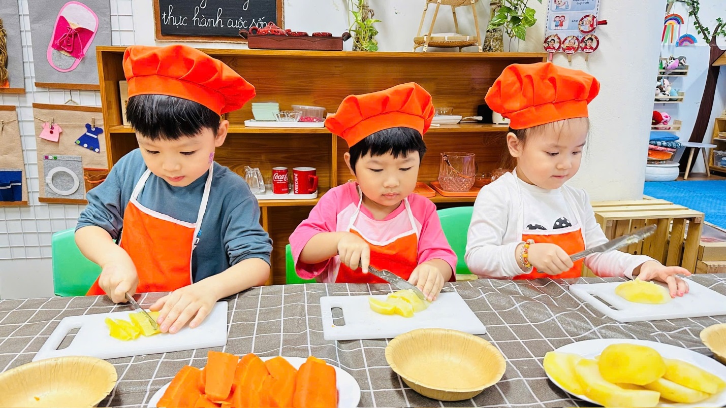 D:\3. NĂM HỌC 2025- 2026\VĂN BẢN\BÀI ĐĂNG WEB\Ảnh các tháng\Tháng 11\làm salad Nga\dfc7644b9b61173f4e7035.jpg