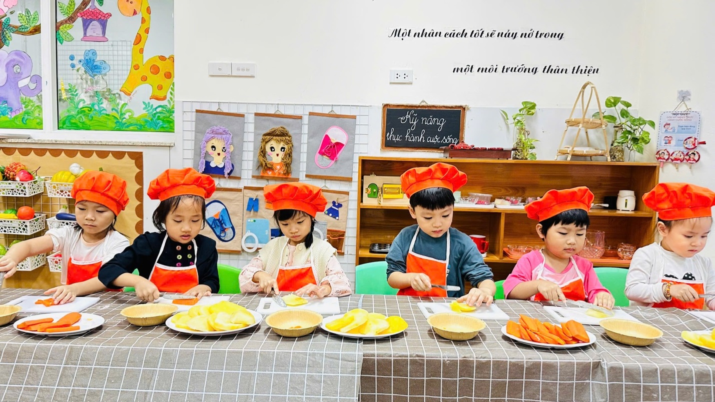 D:\3. NĂM HỌC 2025- 2026\VĂN BẢN\BÀI ĐĂNG WEB\Ảnh các tháng\Tháng 11\làm salad Nga\26935dc1a1eb2db574fa32.jpg