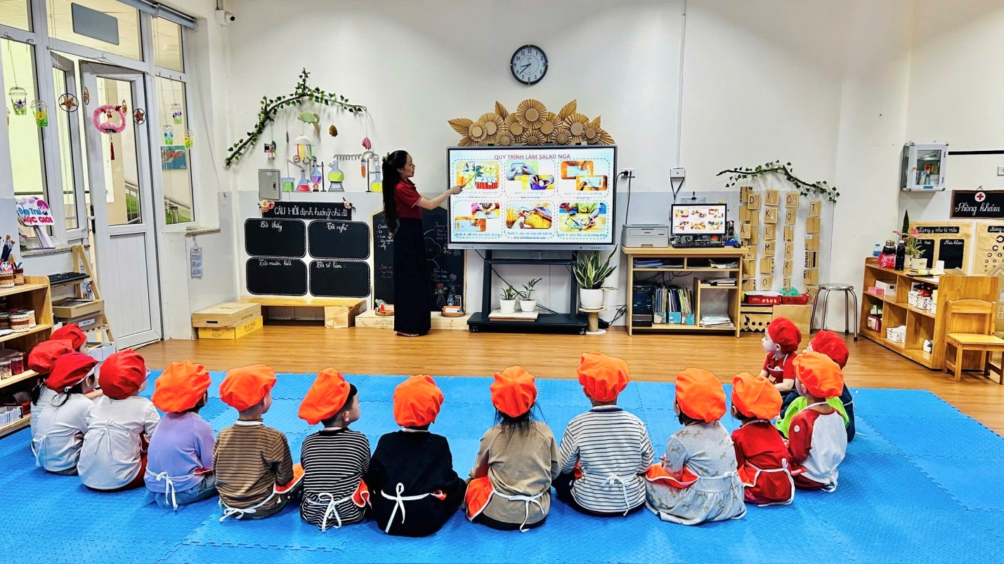 D:\3. NĂM HỌC 2025- 2026\VĂN BẢN\BÀI ĐĂNG WEB\Ảnh các tháng\Tháng 11\làm salad Nga\0baaaeb1539bdfc5868a20.jpg