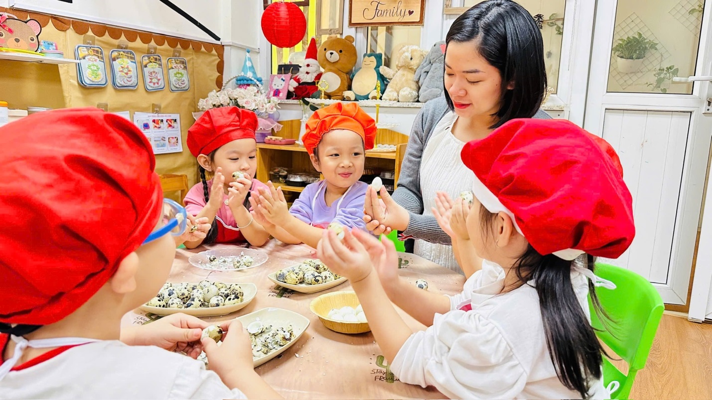 D:\3. NĂM HỌC 2025- 2026\VĂN BẢN\BÀI ĐĂNG WEB\Ảnh các tháng\Tháng 11\làm salad Nga\814d1dd7e2fd6ea337ec37.jpg