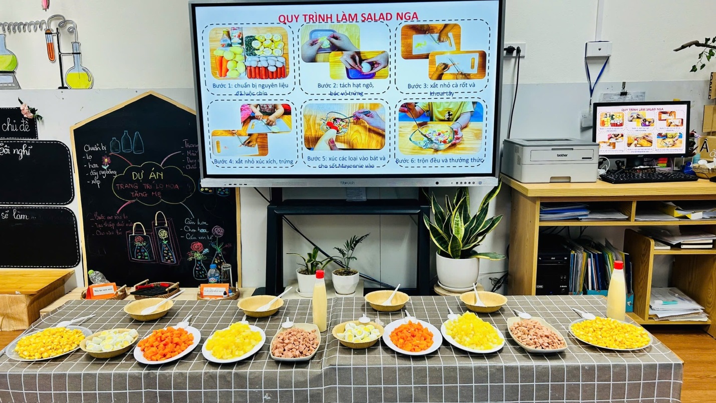 D:\3. NĂM HỌC 2025- 2026\VĂN BẢN\BÀI ĐĂNG WEB\Ảnh các tháng\Tháng 11\làm salad Nga\c93de9ff15d5998bc0c425.jpg