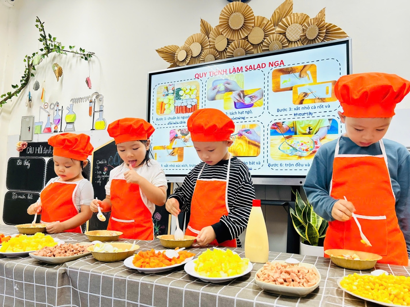 D:\3. NĂM HỌC 2025- 2026\VĂN BẢN\BÀI ĐĂNG WEB\Ảnh các tháng\Tháng 11\làm salad Nga\28188f3e7314ff4aa60529.jpg