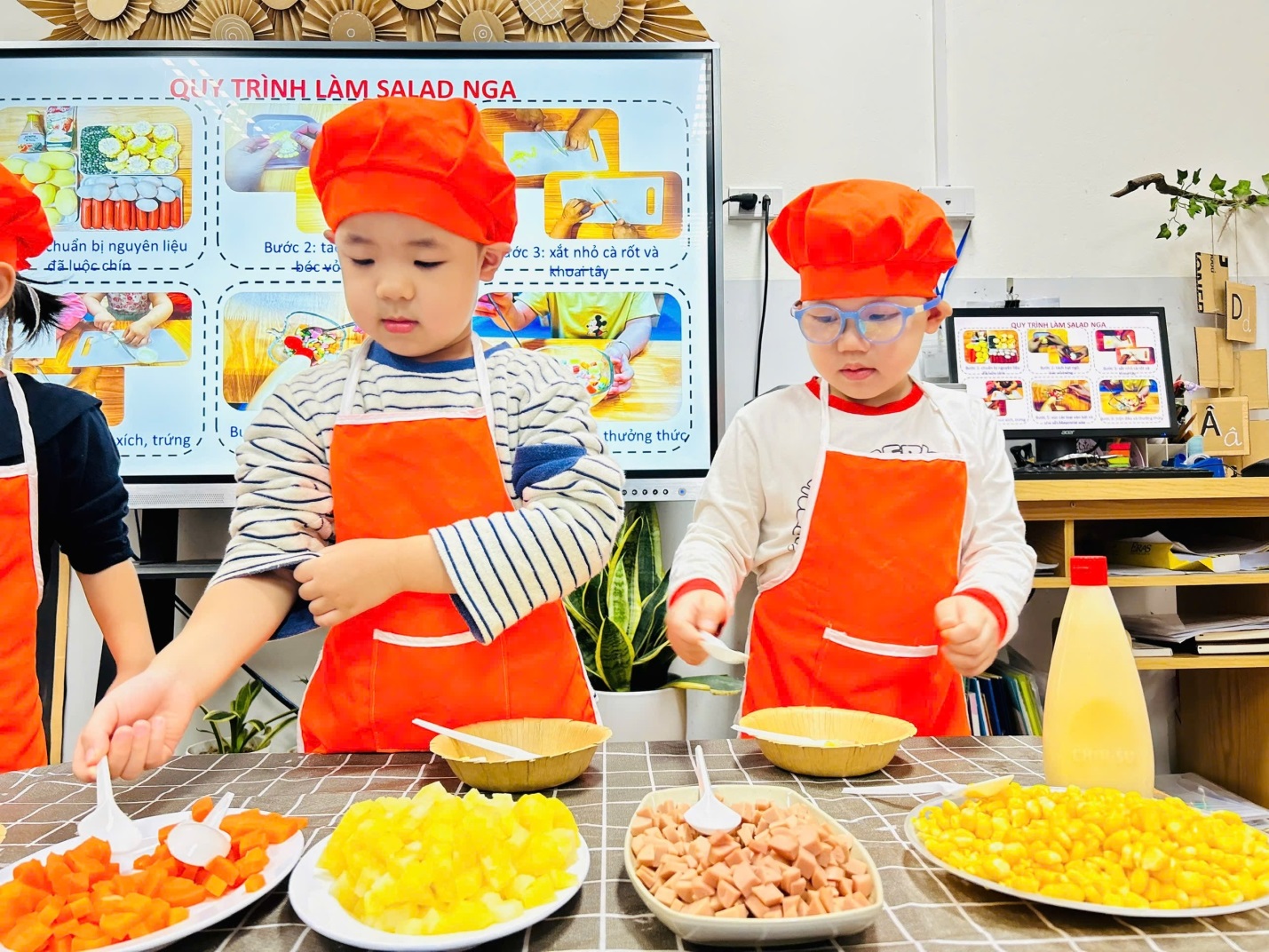 D:\3. NĂM HỌC 2025- 2026\VĂN BẢN\BÀI ĐĂNG WEB\Ảnh các tháng\Tháng 11\làm salad Nga\ad5d396fc545491b105430.jpg