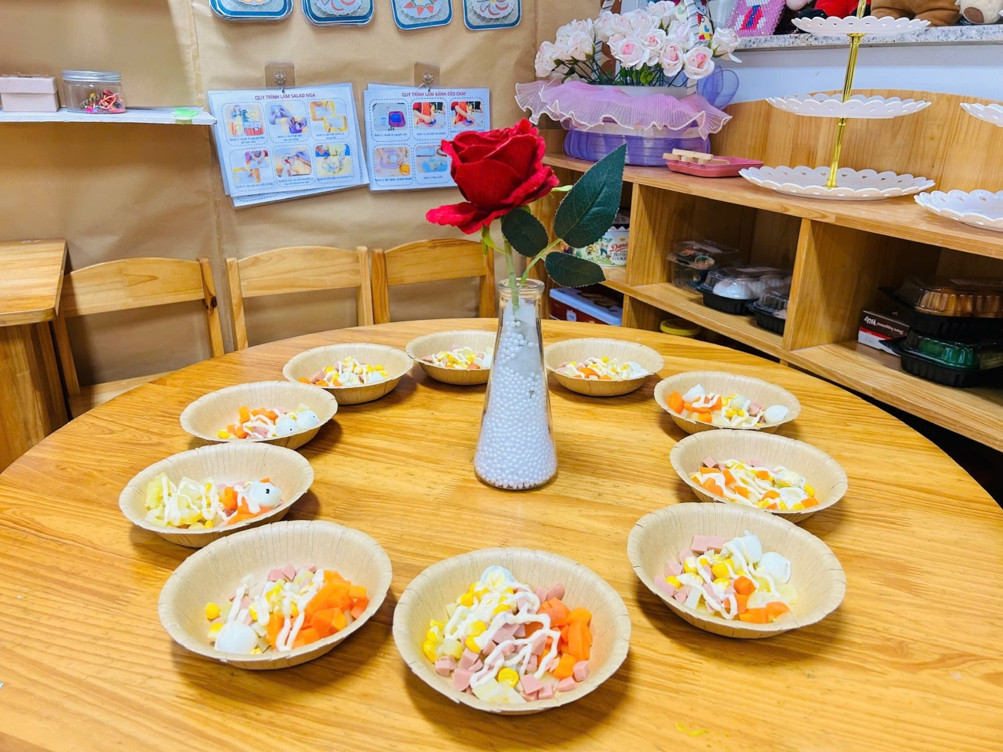 D:\3. NĂM HỌC 2025- 2026\VĂN BẢN\BÀI ĐĂNG WEB\Ảnh các tháng\Tháng 11\làm salad Nga\355c022ffe05725b2b1434.jpg