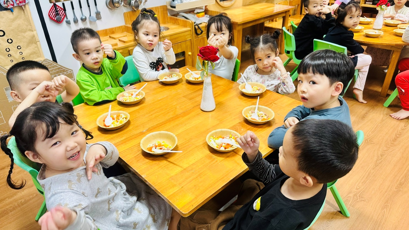 D:\3. NĂM HỌC 2025- 2026\VĂN BẢN\BÀI ĐĂNG WEB\Ảnh các tháng\Tháng 11\làm salad Nga\f92d62dc9bf617a84ee711.jpg