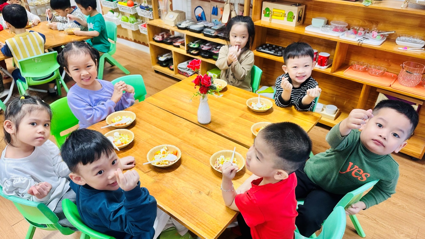 D:\3. NĂM HỌC 2025- 2026\VĂN BẢN\BÀI ĐĂNG WEB\Ảnh các tháng\Tháng 11\làm salad Nga\70b71c51ac7b2025796a55.jpg