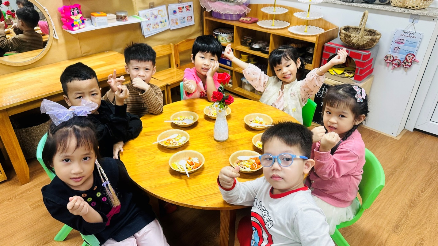 D:\3. NĂM HỌC 2025- 2026\VĂN BẢN\BÀI ĐĂNG WEB\Ảnh các tháng\Tháng 11\làm salad Nga\dad06f03df2953770a3854.jpg