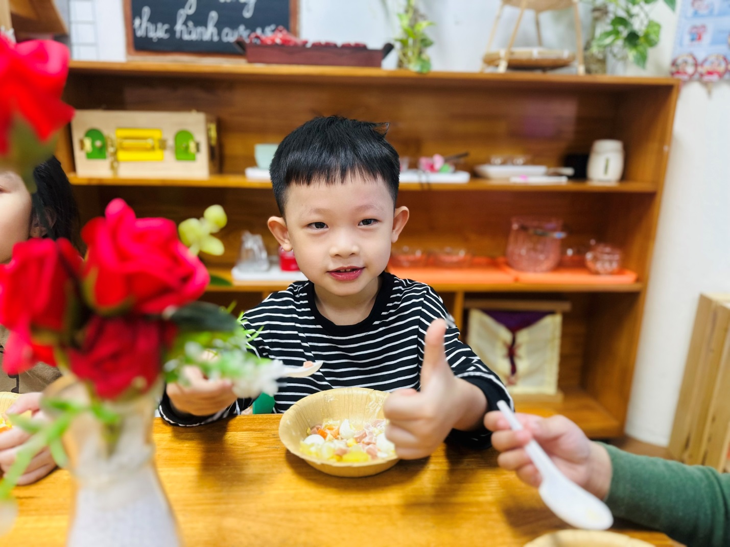 D:\3. NĂM HỌC 2025- 2026\VĂN BẢN\BÀI ĐĂNG WEB\Ảnh các tháng\Tháng 11\làm salad Nga\0f3f379ecfb443ea1aa519.jpg