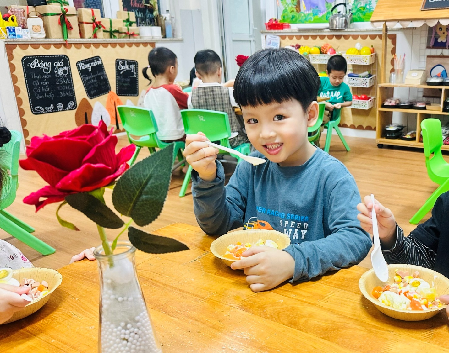 D:\3. NĂM HỌC 2025- 2026\VĂN BẢN\BÀI ĐĂNG WEB\Ảnh các tháng\Tháng 11\làm salad Nga\14b4a2955bbfd7e18eae15.jpg