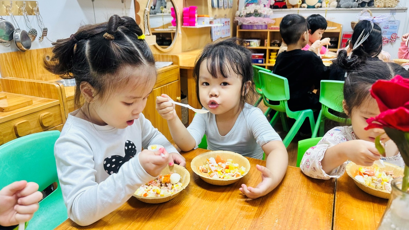 D:\3. NĂM HỌC 2025- 2026\VĂN BẢN\BÀI ĐĂNG WEB\Ảnh các tháng\Tháng 11\làm salad Nga\78ade7b31e9992c7cb8814.jpg