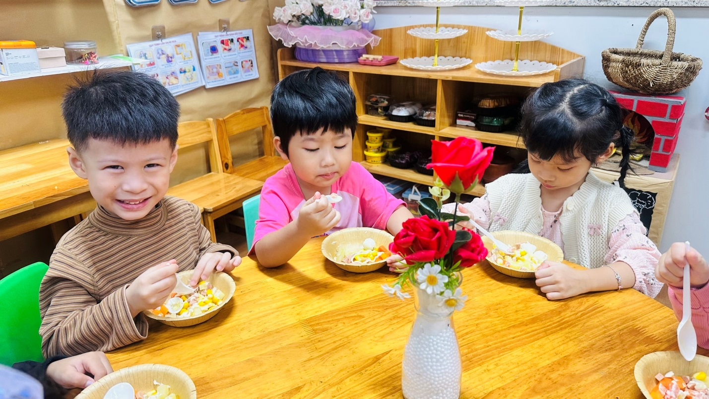 D:\3. NĂM HỌC 2025- 2026\VĂN BẢN\BÀI ĐĂNG WEB\Ảnh các tháng\Tháng 11\làm salad Nga\b0d77a8983a30ffd56b216.jpg