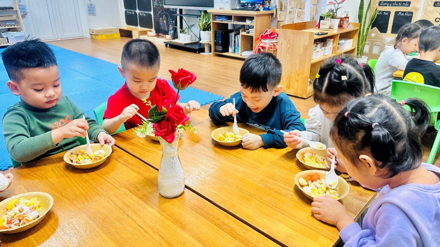 D:\3. NĂM HỌC 2025- 2026\VĂN BẢN\BÀI ĐĂNG WEB\Ảnh các tháng\Tháng 11\làm salad Nga\c7bacfb1369bbac5e38a13.jpg