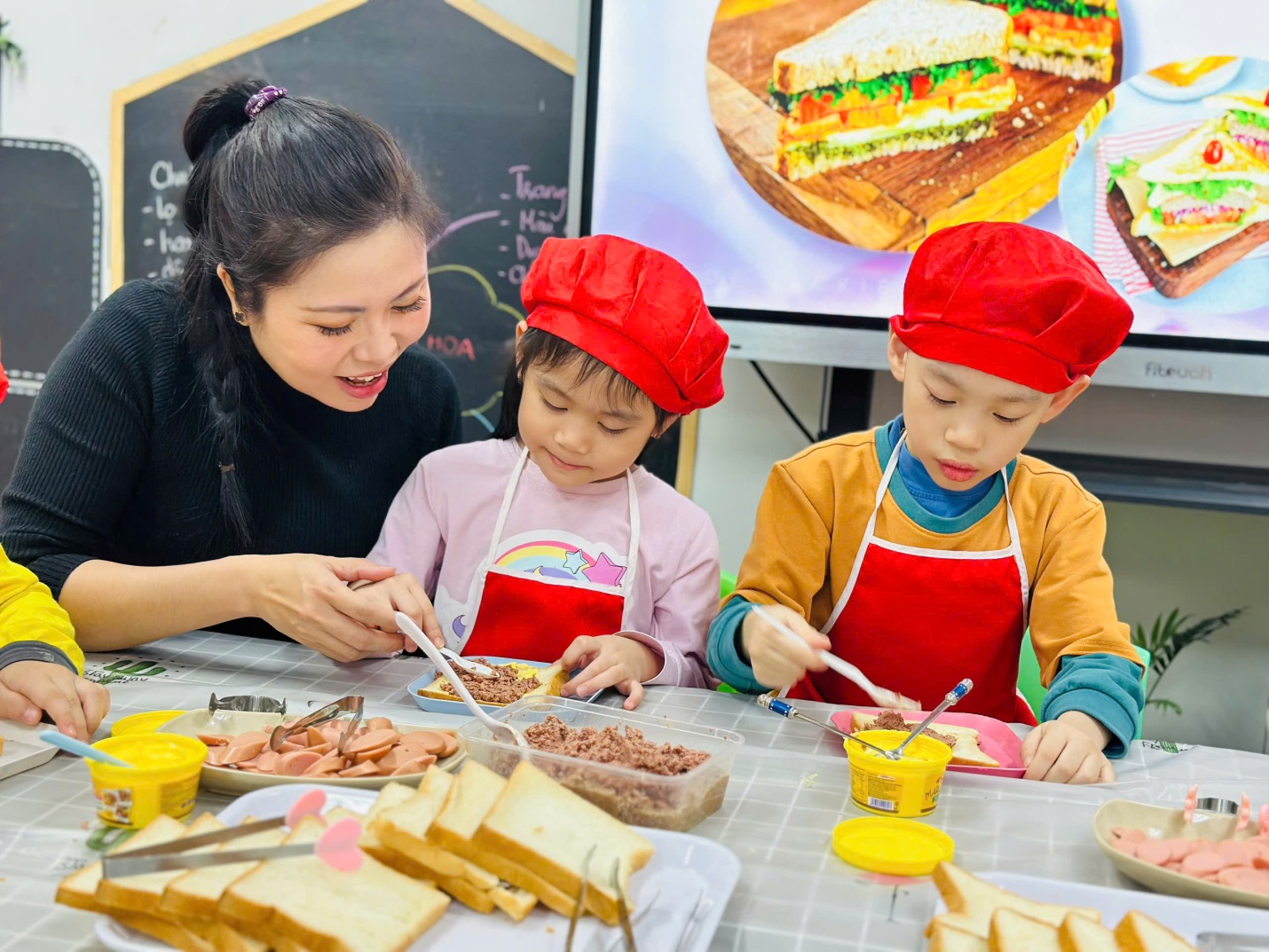 D:\3. NĂM HỌC 2025- 2026\VĂN BẢN\BÀI ĐĂNG WEB\Ảnh các tháng\Tháng 11\bánh mì sandwich nướng\1192349573831490797.jpg