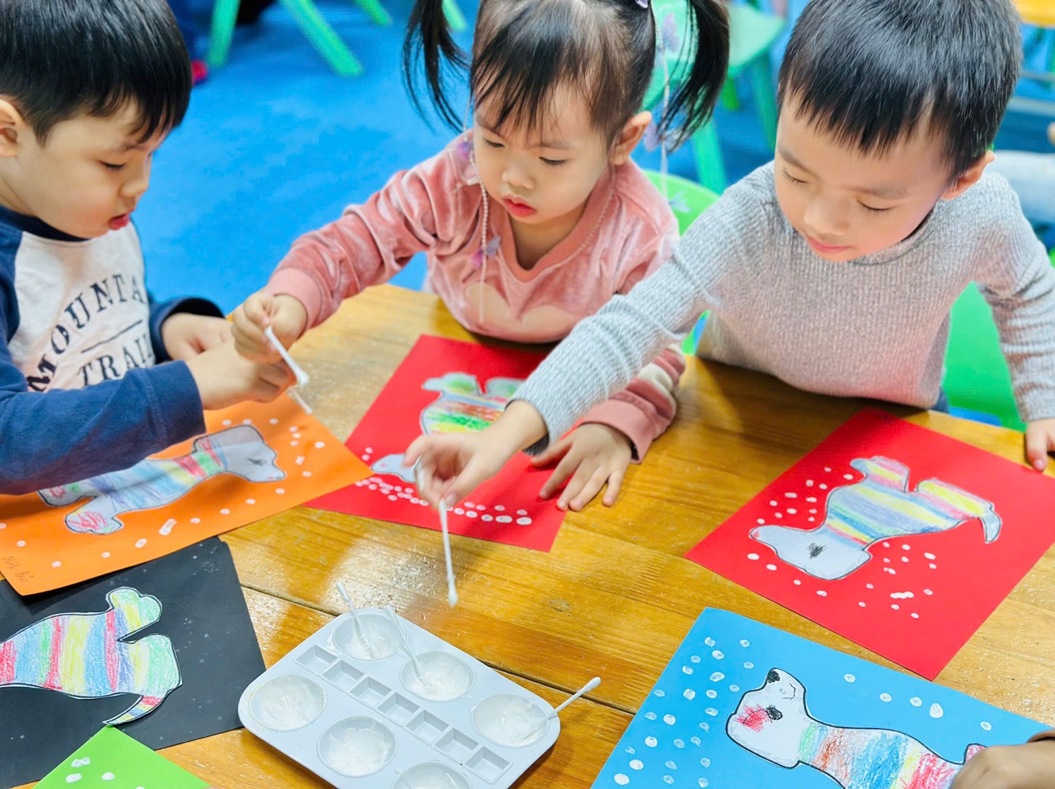 D:\3. NĂM HỌC 2025- 2026\VĂN BẢN\BÀI ĐĂNG WEB\Ảnh các tháng\Thang 12\Dự án mèo và cún\10494905319569866218.jpg