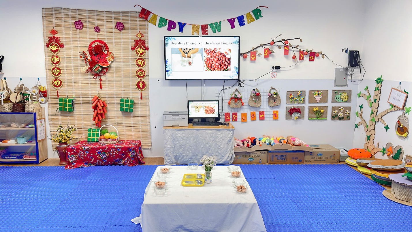 A room with a television and a table

Description automatically generated