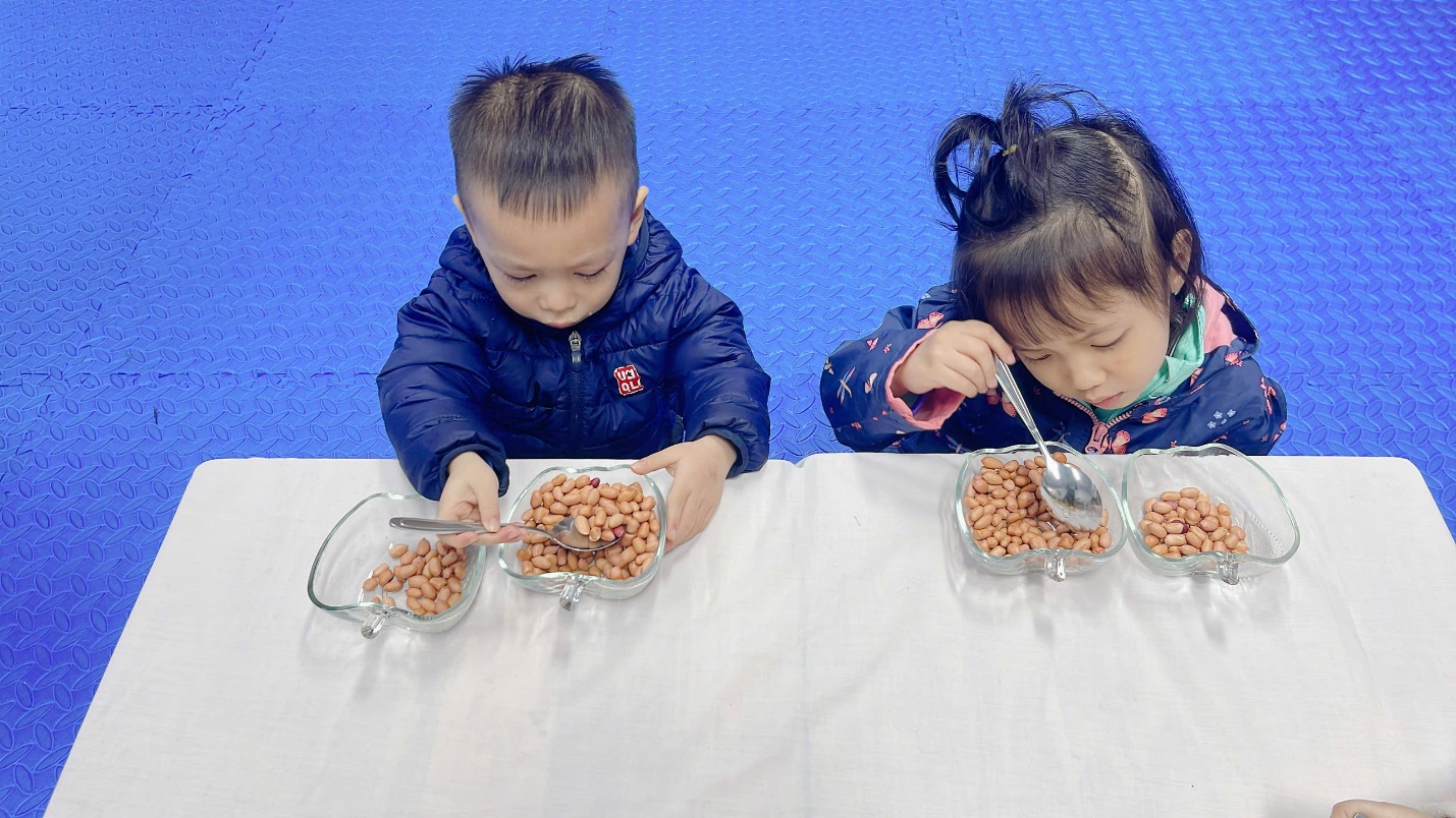 A couple of children eating food

Description automatically generated