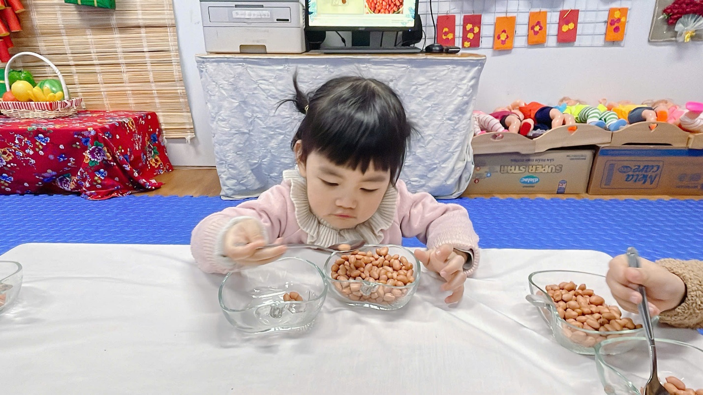 A child eating food at a table

Description automatically generated