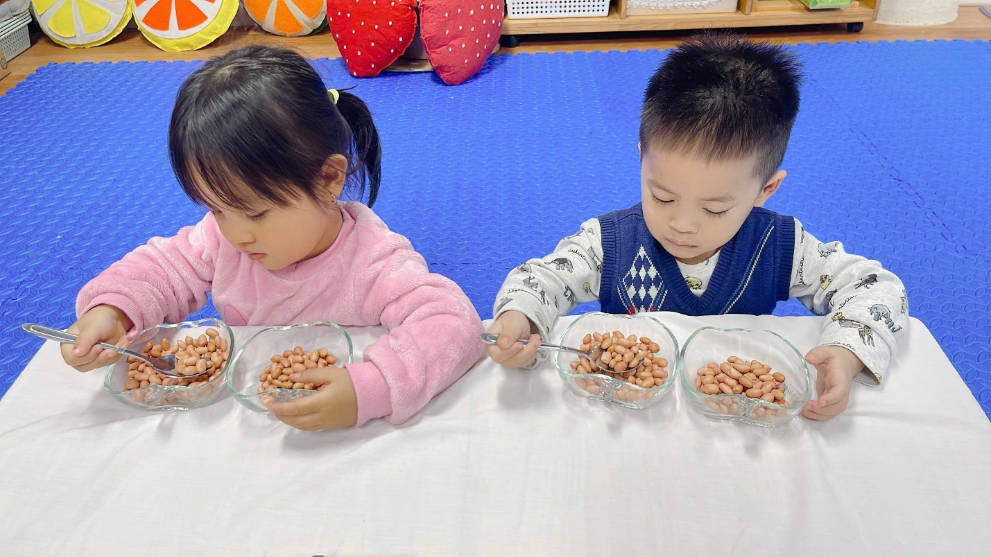 A group of children eating beans

Description automatically generated