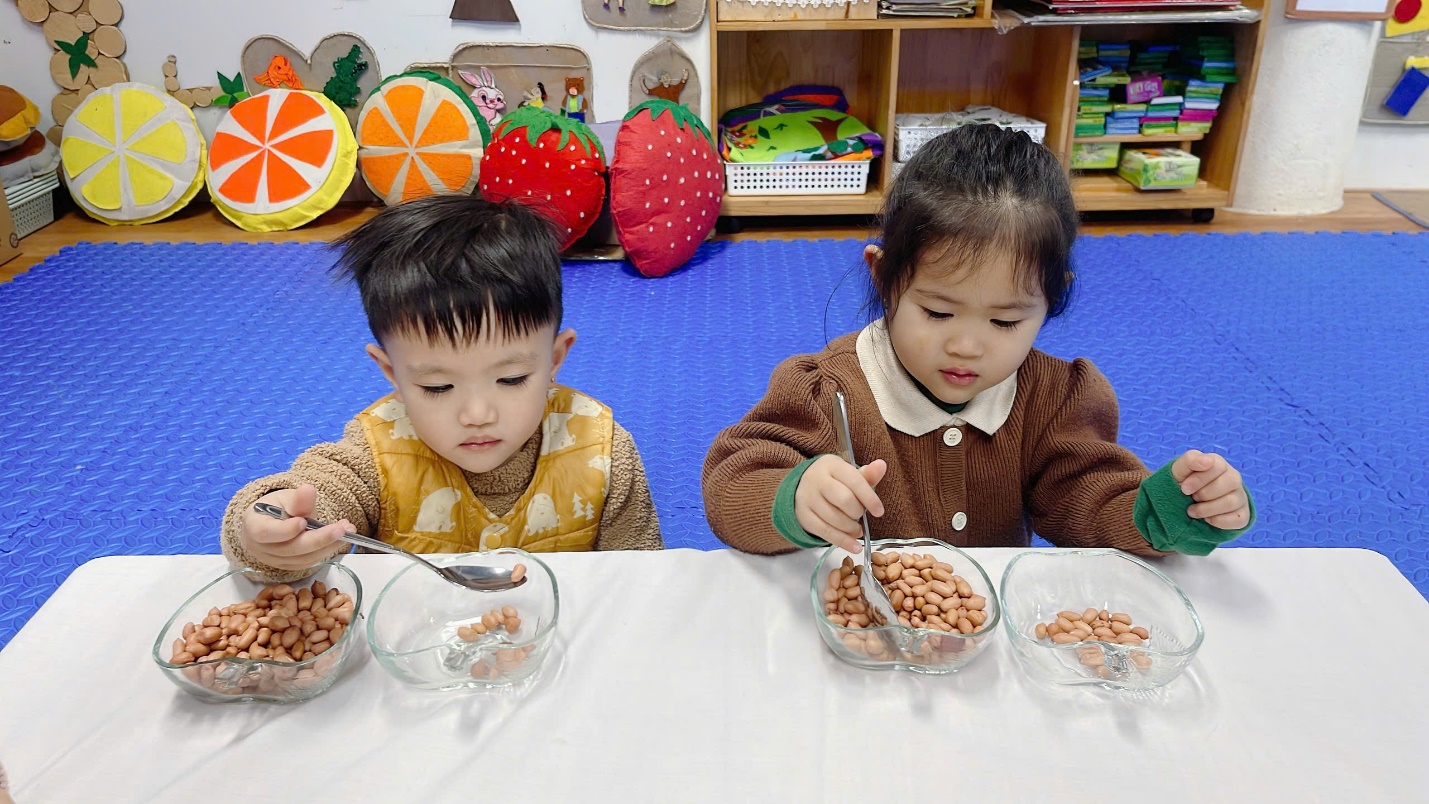 A couple of children eating food

Description automatically generated