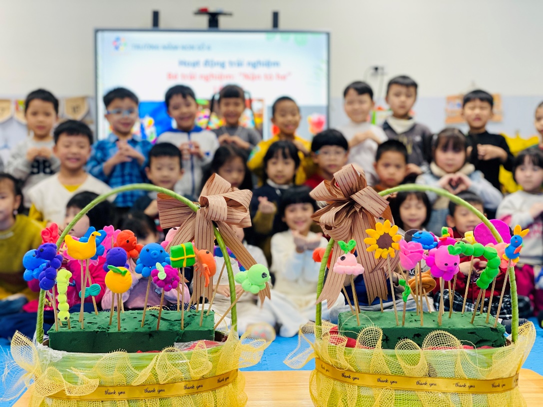 A group of children in a classroom

Description automatically generated