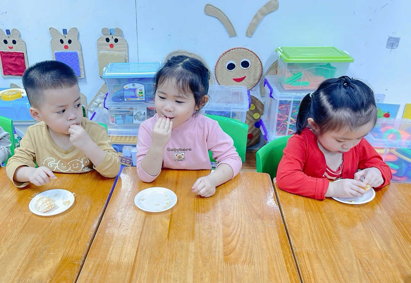 A group of children eating at a table
Description automatically generated