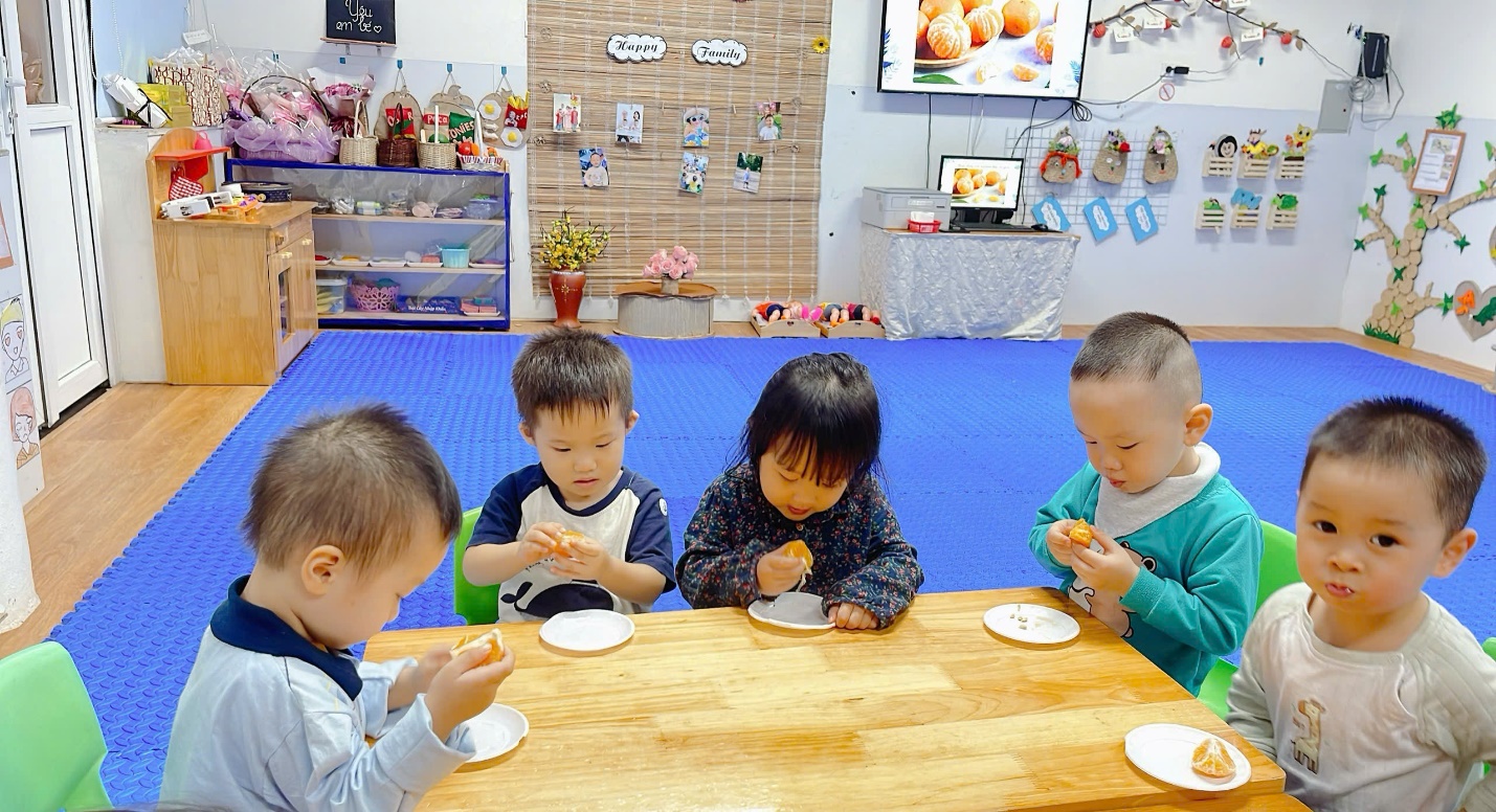 A group of children eating at a table
Description automatically generated